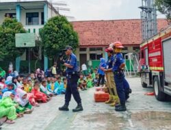 UPT Damkar Ciledug Gelar Simulasi Penanggulangan Bencana di MI Al Ma’mur Kreo Selatan