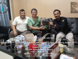 Borong Kaos Tetengger, Ketua KPU Kota Tangerang Qori Ayatullah Dukung UMKM Lokal di Festival Al-Azhom