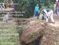 Jembatan Penghubung Desa Batuhideung Ambruk, Warga Harap Perbaikan Permanen Segera Dilakukan