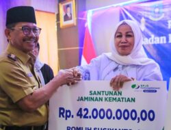Pemkot Tangerang Pastikan Perlindungan Sosial, Sachrudin Serahkan Santunan JKM kepada Guru Ngaji dan RT-RW