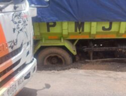 Sering Di Lalui Mobil Proyek Tanpa Jadwal Operasional, Jalan Rasuna Said Pinang  Berdebu Dan Berlubang